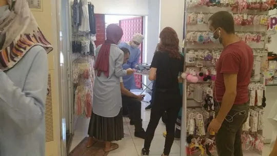 Maske takmasını isteyen mağaza müdürünü dövdü