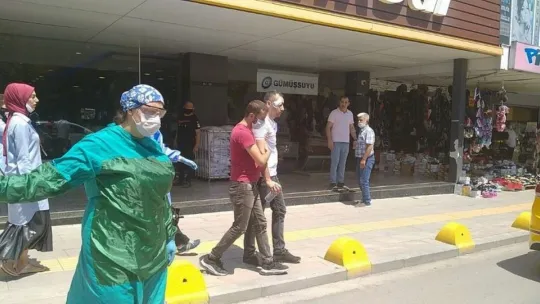 Maske takmasını isteyen mağaza müdürünü dövdü