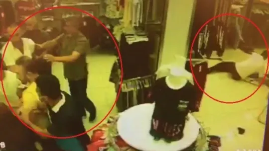 Maske takmayı kabul etmeyen şahıslar iş yeri sahibini böyle darp etti