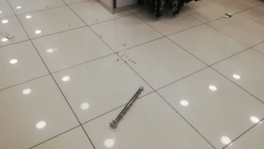 Maske takmayı kabul etmeyen şahıslar iş yeri sahibini böyle darp etti