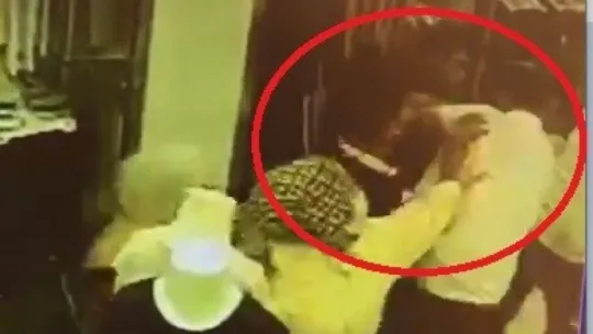 Maske takmayı kabul etmeyen şahıslar iş yeri sahibini böyle darp etti