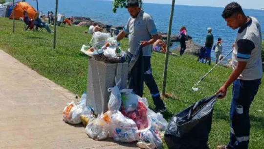 Mavi Bayraklı plajlarda temizlik