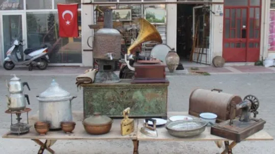 Merakı antika dükkanı açtırttı!