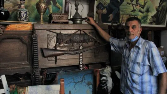 Merakı antika dükkanı açtırttı!