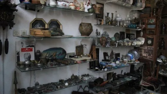 Merakı antika dükkanı açtırttı!