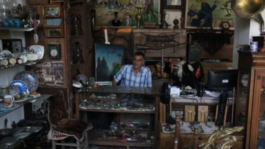 Merakı antika dükkanı açtırttı!