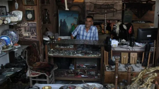 Merakı antika dükkanı açtırttı!
