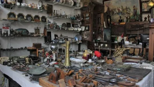 Merakı antika dükkanı açtırttı!