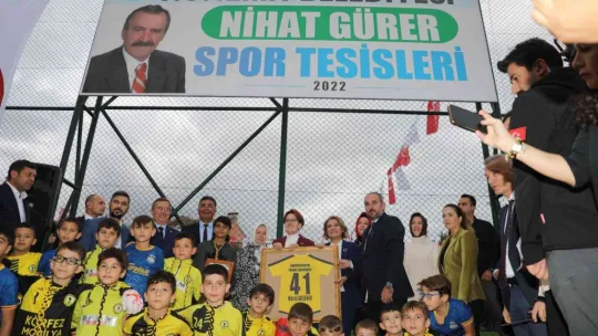Meral Akşener, İzmit'te abisi Nihat Gürer adına yapılan spor tesisinin açılışına katıldı