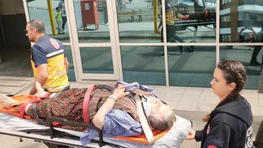 Merdivenden düşen yaşlı kadın hastanelik oldu