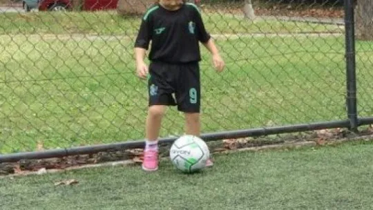 Meşin yuvarlığın peşinde erkeklere taş çıkardılar!