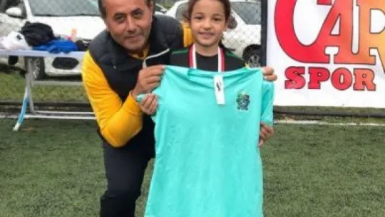 Meşin yuvarlığın peşinde erkeklere taş çıkardılar!