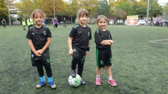 Meşin yuvarlığın peşinde erkeklere taş çıkardılar!