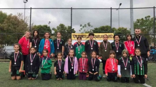 Meşin yuvarlığın peşinde erkeklere taş çıkardılar!