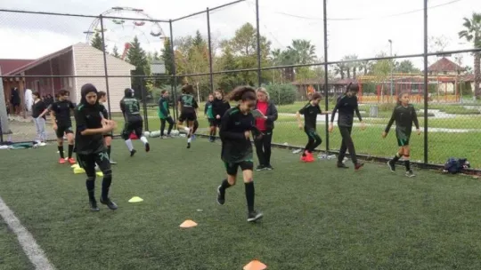 Meşin yuvarlığın peşinde erkeklere taş çıkardılar!