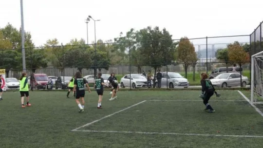 Meşin yuvarlığın peşinde erkeklere taş çıkardılar!