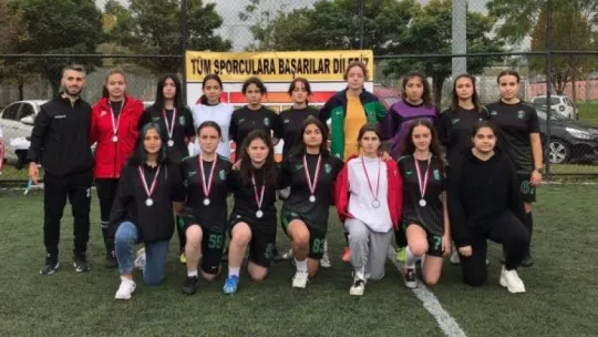 Meşin yuvarlığın peşinde erkeklere taş çıkardılar!