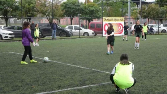Meşin yuvarlığın peşinde erkeklere taş çıkardılar!