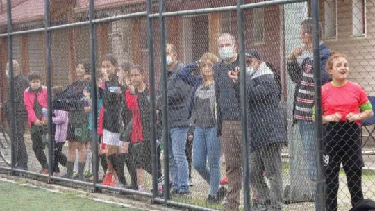 Meşin yuvarlığın peşinde erkeklere taş çıkardılar!
