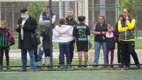 Meşin yuvarlığın peşinde erkeklere taş çıkardılar!