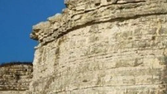 Metrelerce yükseklikteki kayalardan denize tehlikeli atlayış