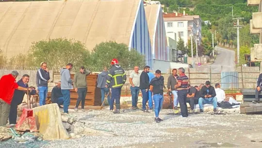 Maaşını alamayan işçiler kule vince çıkıp eylem yaptı