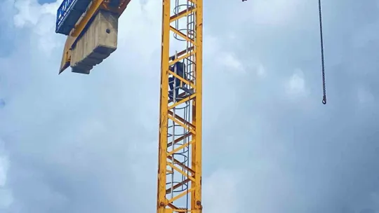 Maaşını alamayan işçiler kule vince çıkıp eylem yaptı