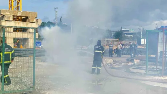 Maaşını alamayan işçiler kule vince çıkıp eylem yaptı