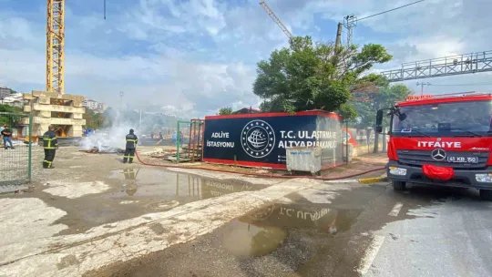 Maaşını alamayan işçiler kule vince çıkıp eylem yaptı