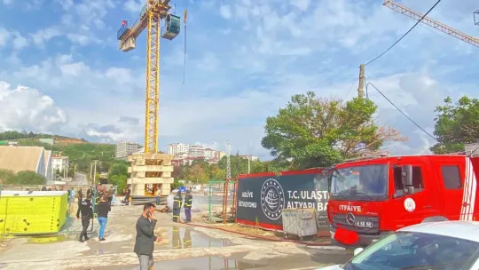 Maaşını alamayan işçiler kule vince çıkıp eylem yaptı