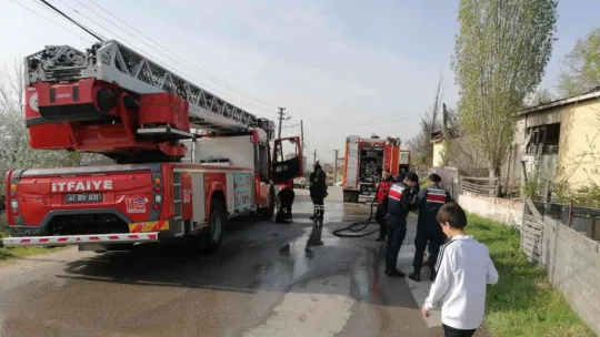 Metruk binada yangın çıktı