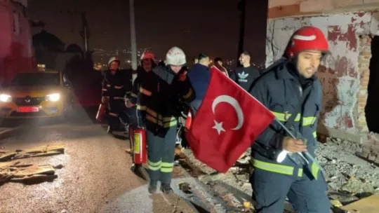 Metruk binadaki Türk bayrağını yerde bırakmadılar