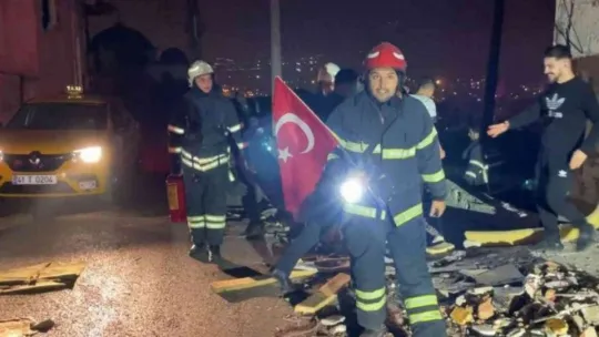Metruk binadaki Türk bayrağını yerde bırakmadılar