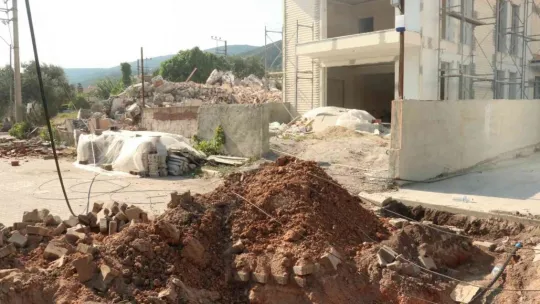 Metruk binadan düşen parça elektrik tellerini kopardı