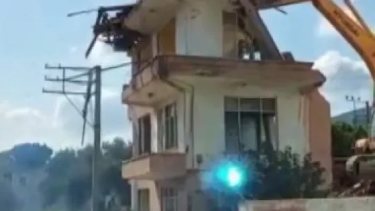 Metruk binadan düşen parça elektrik tellerini kopardı