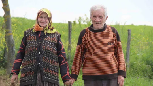 Mevsimlik aşklara inat yarım asrı aşkındır birlikteler