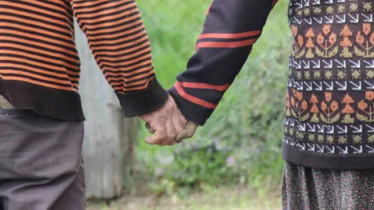 Mevsimlik aşklara inat yarım asrı aşkındır birlikteler