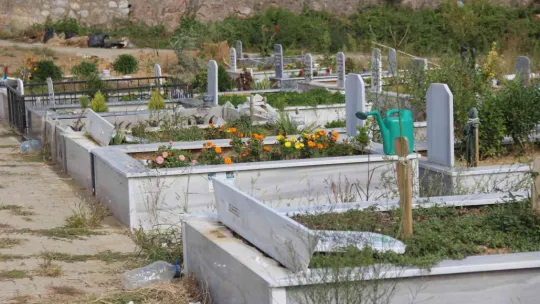 Mezar taşlarına zarar vermişti, yakalandı