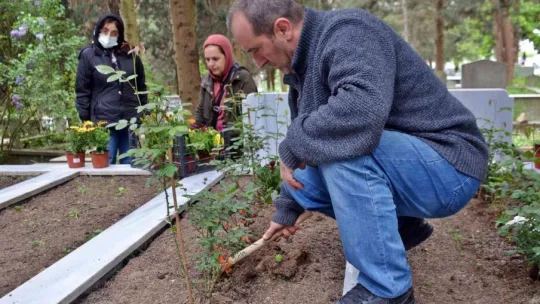 Mezarlıklarda hüzünlü bayram arifesi