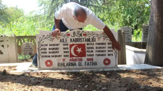 Mezarlıkta kahreden kare