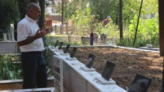 Mezarlıkta kahreden kare
