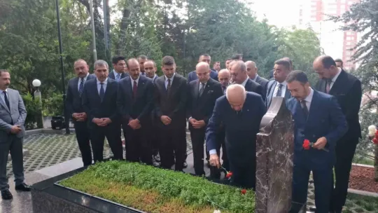 MHP lideri Bahçeli, Türkeş'in kabrini ziyaret etti