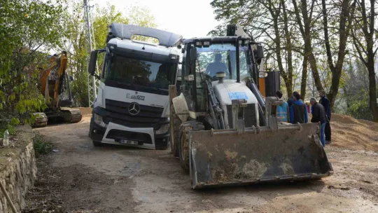 Mıcır yüklü kamyonun damperi devrildi, sürücü bayıldı