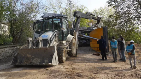 Mıcır yüklü kamyonun damperi devrildi, sürücü bayıldı
