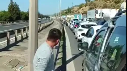 Mıcır yüklü tır devrildi: TEM Otoyolunda trafik felç oldu