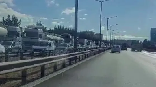 Mıcır yüklü tır devrildi: TEM Otoyolunda trafik felç oldu
