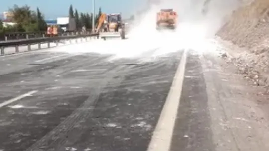 Mıcır yüklü tır devrildi: TEM Otoyolunda trafik felç oldu