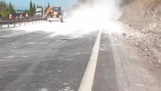 Mıcır yüklü tır devrildi: TEM Otoyolunda trafik felç oldu