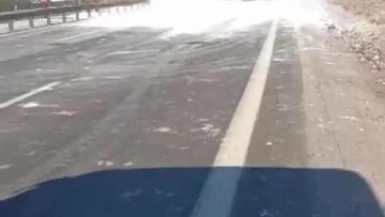Mıcır yüklü tır devrildi: TEM Otoyolunda trafik felç oldu