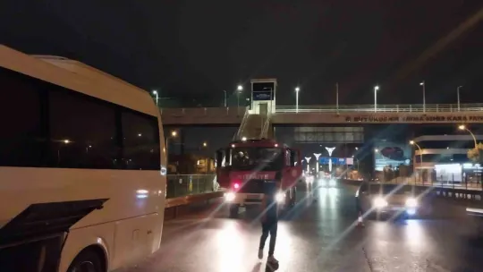 Seyir halindeki araçta korkutan yangın